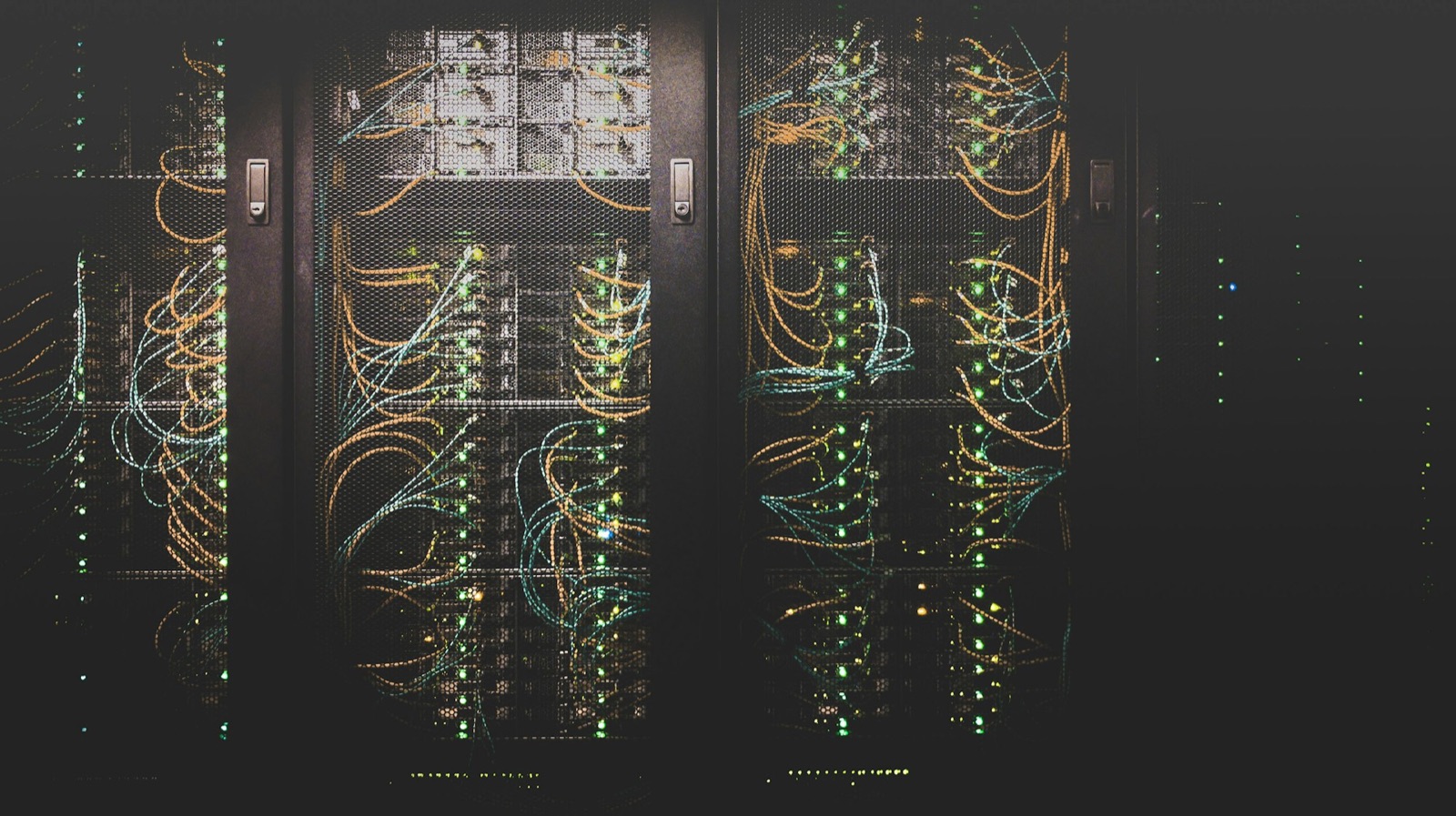 Técnico revisando el interior de un notebook - Servicio Informático en Talca